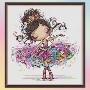 Puede incluir: Imagen de punto de cruz de una bailarina de dibujos animados con un tutú rosa, enmarcada en un borde marrón oscuro. La bailarina tiene el pelo castaño con una corona floral y posa en punta. El tutú está adornado con flores y hojas coloridas.