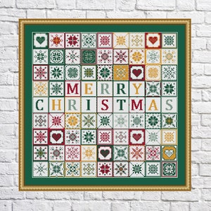 Könnte beinhalten: Ein grünes Kreuzstichmuster mit weißem Hintergrund, das verschiedene geometrische Formen und Schneeflocken zeigt. Die Worte "Merry Christmas" sind in der Mitte des Musters gestickt.