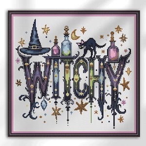 Può includere: Ricamo a punto croce con la parola "WITCHY" in lettere ornate, viola scuro e verdi. Un cappello da strega, bottiglie, un gatto nero, stelle e una luna crescente sono presenti nel design. L'opera d'arte è incorniciata in una cornice marrone scuro con un bordo interno rosa.