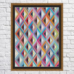 Op de afbeelding: Een ingelijst drukwerk met een kleurrijk geometrisch patroon van overlappende ruiten in tinten blauw, roze, rood, geel, groen en zwart.