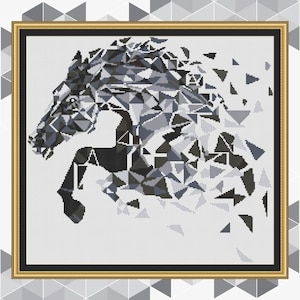 Könnte beinhalten: Ein geometrisches abstraktes Design in Schwarzweiß eines Pferdekopfes. Das Pferd besteht aus Dreiecken und scheint sich im Hintergrund aufzulösen.