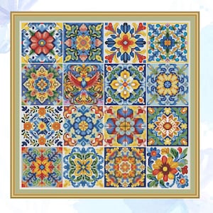 Könnte beinhalten: Ein gerahmtes Kreuzstich-Exemplar mit sechzehn quadratischen Kacheln, jede mit einem einzigartigen Blumen- oder geometrischen Design. Die Farbpalette umfasst Blau-, Gelb-, Rot- und Grüntöne und schafft ein lebendiges und detailliertes Kunstwerk. Der Rahmen ist hellgoldfarben.