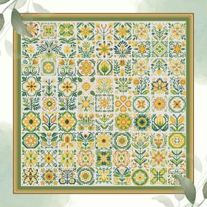 Puede incluir: Un bordado a punto de cruz enmarcado con un patrón repetido de diseños florales y geométricos en tonos amarillos, verdes y blancos. La obra de arte está compuesta por numerosos cuadrados pequeños, cada uno con un motivo floral único. El marco es de color dorado claro.