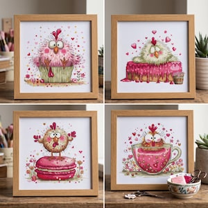Könnte beinhalten: Vier gerahmte Kreuzstichbilder mit Cartoon-Hühnern. Eines sitzt in einem Cupcake, eines auf einem glasierten Kuchen, eines auf einer rosa Macaron und eines in einer rosa Teetasse. Jedes Bild ist mit kleinen roten Herzen und Blumen verziert.