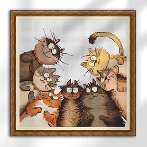 Può includere: Una tazza di ceramica bianca con manico nero e la scritta "But First, Coffee" in nero, con un carattere a mano. La tazza è su una superficie bianca.