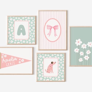 Zestaw 5 Preppy Pastel Pink Girls Gallery Wall Art Set, Słodki pies Wall Art, Wisząca flaga Nazwa Znak, Modny nadruk kokardy, Sztuka ścienna Daisy