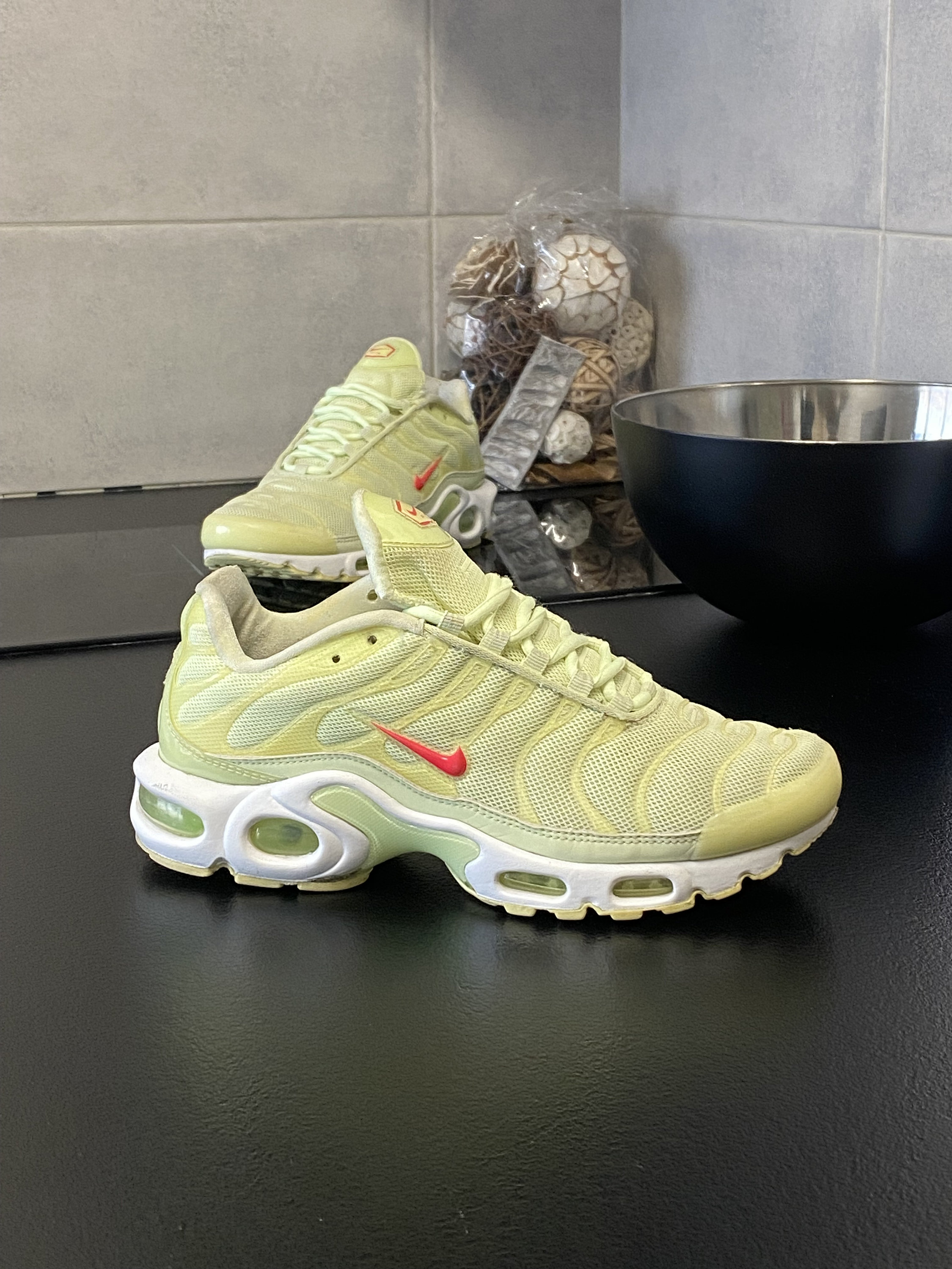 Air max shop plus barely volt