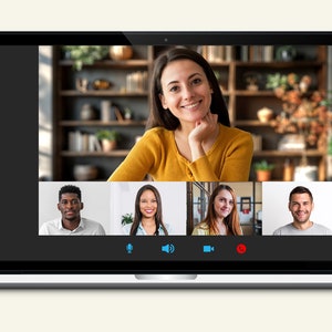 Puede incluir: Una pantalla de computadora port&aacute;til que muestra una videollamada con cuatro personas. La persona en el centro es una mujer con cabello largo y casta&ntilde;o, que lleva un su&eacute;ter amarillo. Las otras tres personas est&aacute;n en cuadros de video separados, cada uno con un fondo diferente.