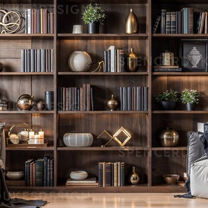 Może przedstawiać: Duża drewniana biblioteczka z wieloma półkami wypełnionymi książkami, przedmiotami dekoracyjnymi i roślinami. Biblioteczka znajduje się w salonie z kanapą i fotelem.