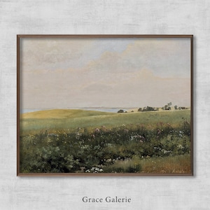 Puede incluir: Una pintura enmarcada que representa una escena de paisaje con un campo de hierba verde y flores silvestres en primer plano, una masa de agua en la distancia y un cielo nublado.