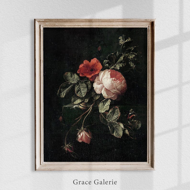 Puede incluir: Una impresi&oacute;n floral vintage enmarcada que presenta un ramo de rosas y otras flores en tonos rojos y rosas, con hojas verdes sobre un fondo oscuro. La impresi&oacute;n est&aacute; en un marco blanco desgastado. El texto "Grace Galerie" est&aacute; en la parte inferior.