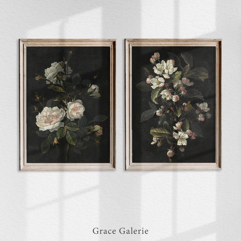 Puede incluir: Dos impresiones art&iacute;sticas florales enmarcadas. Una presenta rosas blancas, la otra flores blancas y rosas, sobre un fondo oscuro. Los marcos son de madera clara. El texto "Grace Galerie" est&aacute; en la parte inferior.