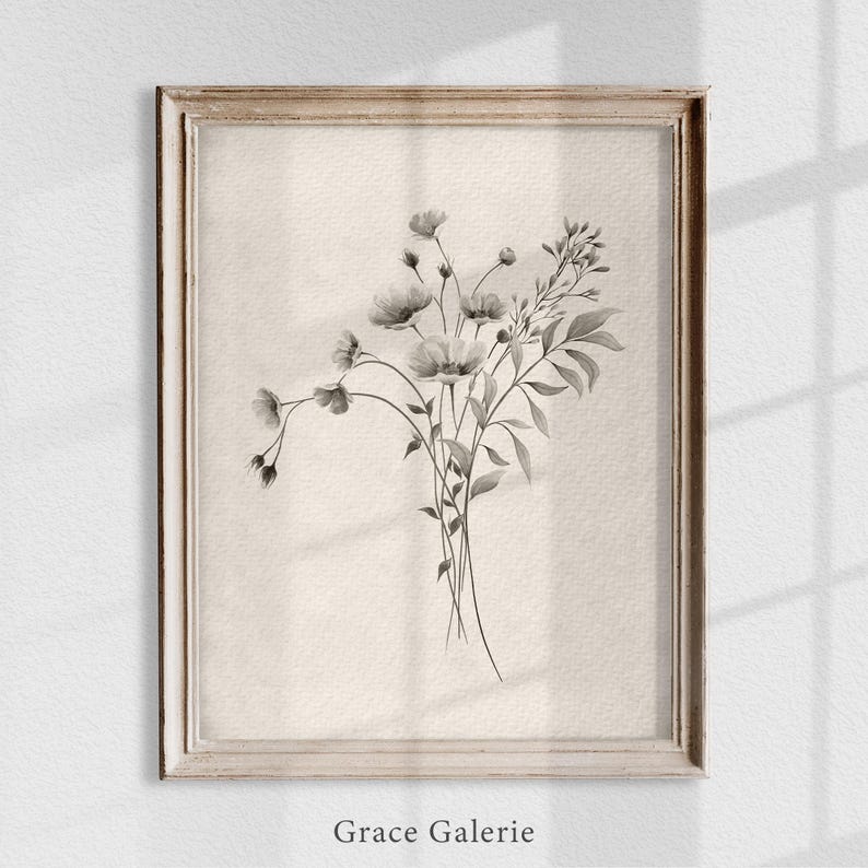 K&ouml;nnte beinhalten: Eine Schwarzwei&szlig;-Aquarellillustration eines Blumenstrau&szlig;es in einem einfachen Rahmen. Die Blumen sind zart und haben einen Vintage-Charakter. Der Text "Grace Galerie" ist unter dem Bild gedruckt.