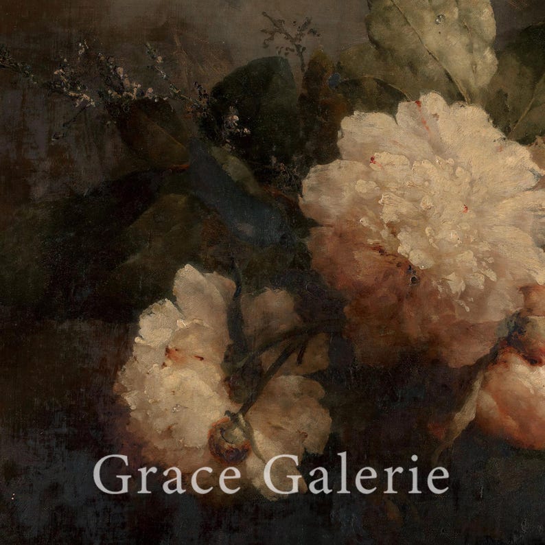 Puede incluir: Pintura de estilo antiguo que presenta un ramo de peon&iacute;as blancas con toques de rosa y crema. Hojas y tallos de color verde oscuro rodean las flores. El texto "Grace Galerie" se muestra en la parte inferior de la imagen.