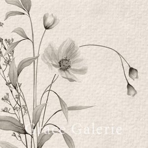 K&ouml;nnte beinhalten: Ein Schwarzwei&szlig;foto eines Blumenstrau&szlig;es mit zarten Bl&uuml;tenbl&auml;ttern und Bl&auml;ttern. Die Blumen sind in einer Vase arrangiert und der Hintergrund ist hellgrau.