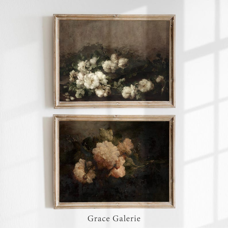 Puede incluir: Dos impresiones art&iacute;sticas florales enmarcadas. La impresi&oacute;n superior presenta flores blancas sobre un fondo oscuro. La impresi&oacute;n inferior muestra flores de color melocot&oacute;n. Ambas impresiones est&aacute;n en marcos de madera r&uacute;sticos. El texto "Grace Galerie" est&aacute; en la parte inferior.