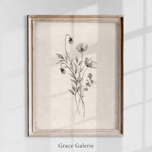 K&ouml;nnte beinhalten: Ein Schwarzwei&szlig;-Aquarelldruck eines Blumenstrau&szlig;es in einem einfachen Rahmen. Die Blumen sind zart und haben einen Vintage-Charakter. Der Druck ist mit "Grace Galerie" betitelt.