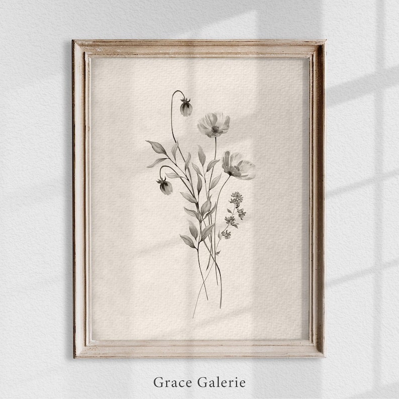 K&ouml;nnte beinhalten: Ein Schwarzwei&szlig;-Aquarelldruck eines Blumenstrau&szlig;es in einem einfachen Rahmen. Die Blumen sind zart und haben einen Vintage-Charakter. Der Druck ist mit "Grace Galerie" betitelt.
