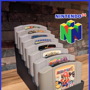 最大 8 個のカートリッジを収納できる Nintendo 64 ゲームホルダー / ディスプレイ。3D プリントしてゲームを展示、保管できます。