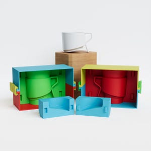 Puede incluir: Una taza de cerámica blanca con base inclinada sobre un bloque de madera. Debajo, dos moldes de plástico multicolor: un marco azul y rojo que contiene una taza verde, y un marco amarillo y azul que contiene una taza roja.