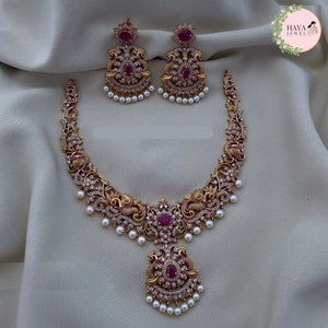 Påfågel Matt Guldfinish Haram Halsband Jhumka Örhängen AD Rubin Gröna Kempstenar Sydindiska Brudsmycken Antika Bollywood Bröllopsset