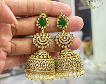 Orecchini Jhumki con zirconi cubici e smeraldi placcati in oro / Set di orecchini Jhumka con perle e diamanti americani da sposa / Orecchini con rubini AD Gioielli indiani regalo per lei