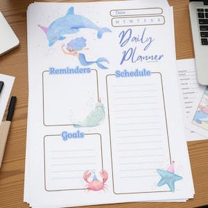 Peut inclure: Une feuille de planning quotidien blanche avec du texte bleu et des illustrations de dauphin, sirène, phoque, crabe et étoile de mer portant des chapeaux de fête. La mise en page inclut des sections Date, Reminders, Schedule et Goals.