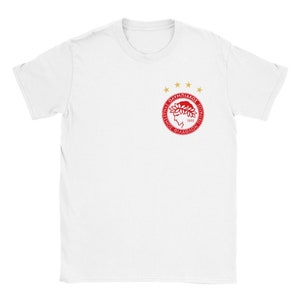Könnte beinhalten: Weißes T-Shirt mit einem rot-weißen Logo des Fußballvereins Olympiacos Piräus. Das Logo zeigt einen Lorbeerkranz, ein Männerprofil und den Text "OLYMPIACOS SYNDESMOS PILAION 1925".