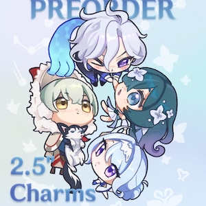 Puede incluir: Una ilustración digital de cuatro personajes estilo chibi y un animal pequeño, con las etiquetas PREORDER y 2.5" Charms. Los personajes tienen cabello blanco, azul verdoso y azul, con ojos expresivos. Incluye un pequeño animal en blanco y negro.