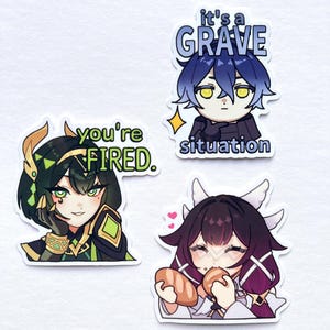 Puede incluir: Conjunto de tres pegatinas de estilo anime. Una pegatina presenta un personaje con detalles verdes y dorados y el texto "you're fired." Otra muestra un personaje con cabello azul y el texto "it's a grave situation." La tercera pegatina representa a un personaje con cabello morado comiendo pan.