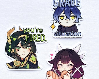 Könnte beinhalten: Set aus drei Aufklebern im Anime-Stil. Ein Aufkleber zeigt einen Charakter mit grünen und goldenen Akzenten und dem Text "you're fired." Ein anderer zeigt einen Charakter mit blauen Haaren und dem Text "it's a grave situation." Der dritte zeigt einen Charakter mit lila Haaren, der Brot isst.