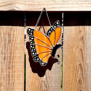 Vitral con forma de mariposa monarca naranja, atrapasol, adornos para ventanas, decoración única para el hogar, regalo único