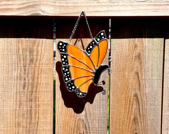 Orange Monarchfalter Glasmalerei, Suncatcher, Fensterschmuck, einzigartiges Wohndekor, einzigartiges Geschenk