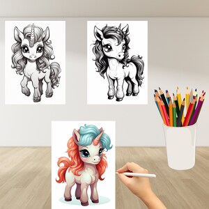 Puede incluir: Tres ilustraciones de unicornios en blanco y negro y en color. Las ilustraciones son de unicornios lindos con melenas y cuernos fluidos. Un vaso de l&aacute;pices de colores est&aacute; a la derecha. Una mano dibuja con un bol&iacute;grafo blanco.