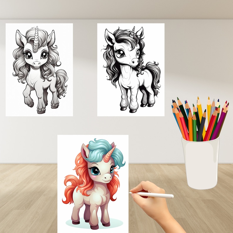 Puede incluir: Tres ilustraciones de unicornios en blanco y negro y en color. Las ilustraciones son de unicornios lindos con melenas y cuernos fluidos. Un vaso de l&aacute;pices de colores est&aacute; a la derecha. Una mano dibuja con un bol&iacute;grafo blanco.