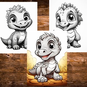 Puede incluir: Tres ilustraciones de dibujos animados de un beb&eacute; dinosaurio gris con ojos grandes y una sonrisa de dientes. El dinosaurio est&aacute; sentado sobre sus patas traseras con la cola enroscada detr&aacute;s de &eacute;l. El dinosaurio est&aacute; en una variedad de poses, incluyendo sentado, de pie y caminando.