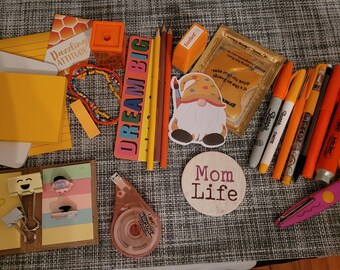 Unbox the excitement with The Hidden Chapter’s 25-Ball Mystery Stationery Bundle! Each bundle includes 25 surprise balls, each filled with a