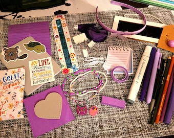 Unbox the excitement with The Hidden Chapter’s 20-Ball Mystery Stationery Bundle! Each bundle includes 20 surprise balls, each filled with a