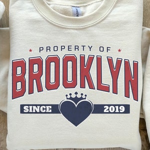 Camisa de pareja personalizada, camisa de propiedad, camisa de carta universitaria de regalo de San Valentín para novio, camisa de novia personalizada, regalo divertido para esposo