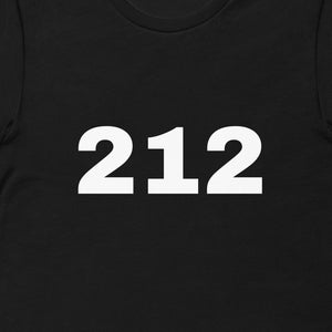 Puede incluir: Camiseta negra de manga corta con el número 212 impreso en blanco en la parte delantera.