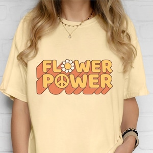 Flower Power Tshirt, Tshirt più vendute, Peace and Love Tshirt, Hippie Tshirt, Self Care Gift Box, Regalo per il 21° compleanno per lei, Flower Power