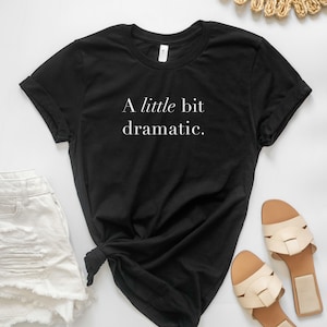 Maglietta un po' drammatica, scatola regalo per la cura di sé, magliette più vendute, magliette BFF abbinate, regalo sarcastico per amico, regalo per il 21° compleanno