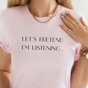 Facciamo finta che ti sto ascoltando T-shirt, maglietta con citazione sarcastica, maglietta con frase "Non ti ascolto", maglietta sarcastica, maglietta con grafica "Non ti sento"