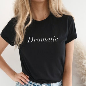 Maglietta drammatica, regalo T-shirt per il dramma, un po' drammatico, magliette divertenti, regina del dramma, sono drammatico, maglietta con citazione divertente, di tendenza adesso