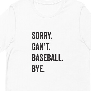 Puede incluir: Camiseta blanca con texto negro que dice "SORRY. CAN'T. BASEBALL. BYE."