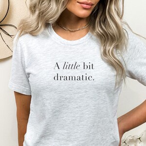 Maglietta un po' drammatica, maglietta con citazione divertente, magliette più vendute, magliette BFF abbinate, regalo sarcastico per amico, regalo per il 21° compleanno