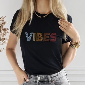 Maglietta Vibes, Vibrazioni Positive, Grandi Vibrazioni, Regalo per il Migliore Amico, Maglietta Solo Buone Vibrazioni, Maglietta per la Cura di Sé, Maglietta Rave, Maglietta Motivazionale