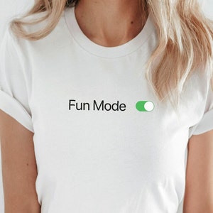 Maglietta Fun Mode, Maglietta da festa, Magliette divertenti, Maglietta da tailgating, Maglietta divertente, Scatola regalo per l'amor proprio, Maglietta per le vacanze, Regalo per la pensione per lei