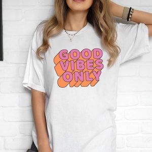Maglietta Good Vibes Only, maglietta Good Vibes, Good Vibes Only, toppa termoadesiva Good Vibes, scatola regalo per la cura di sé, cesto regalo per la cura di sé, cura di sé