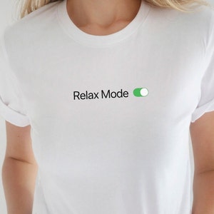Maglietta Relax Mode, Maglietta rilassante, Magliette divertenti, Maglietta di tendenza del momento, Maglietta divertente, Scatola regalo per l'amore per se stessi, Maglietta per le vacanze, Regalo per la pensione